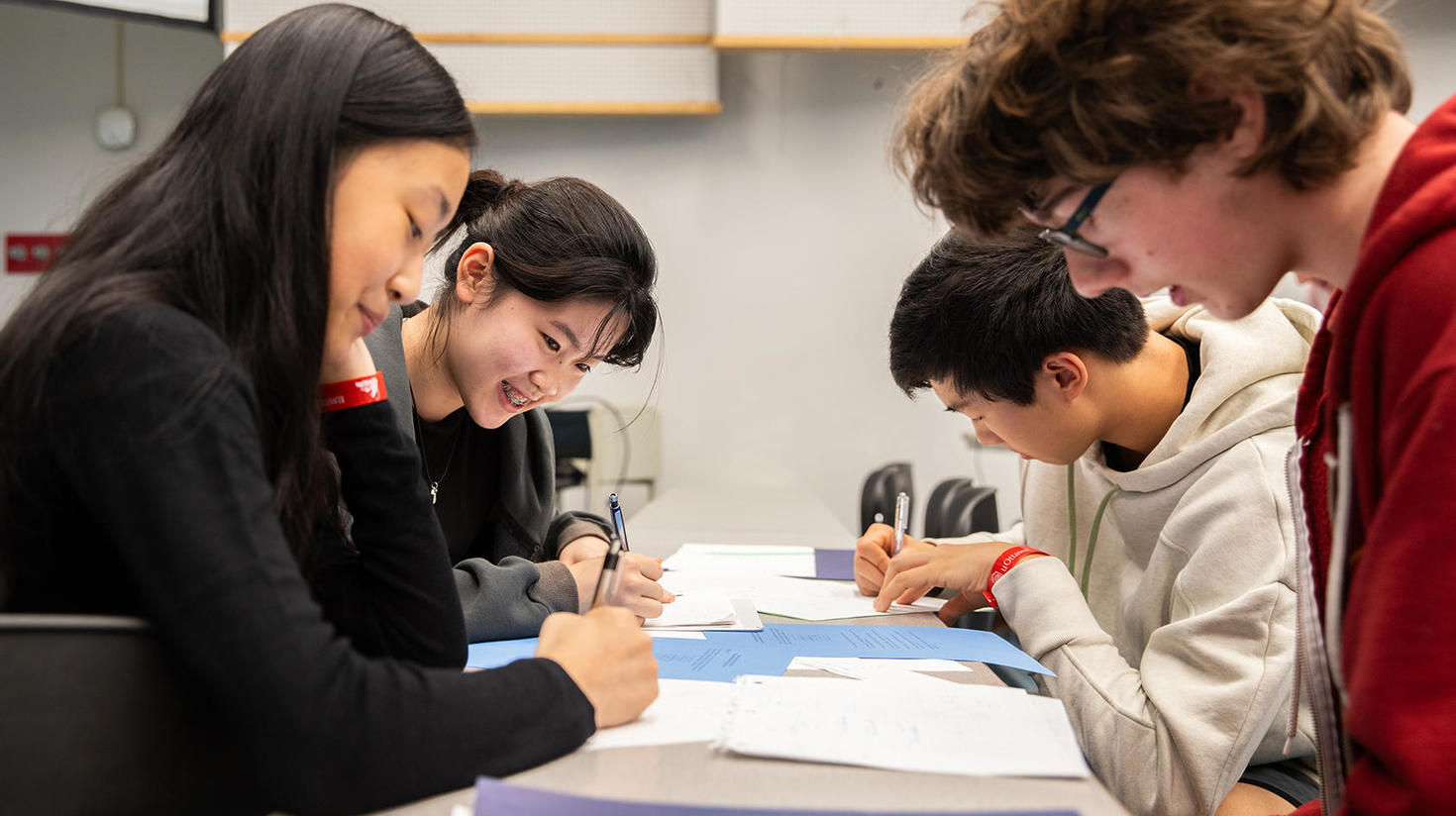 des étudiants résolvant des problèmes mathématiques lors d'un camp de mathématiques