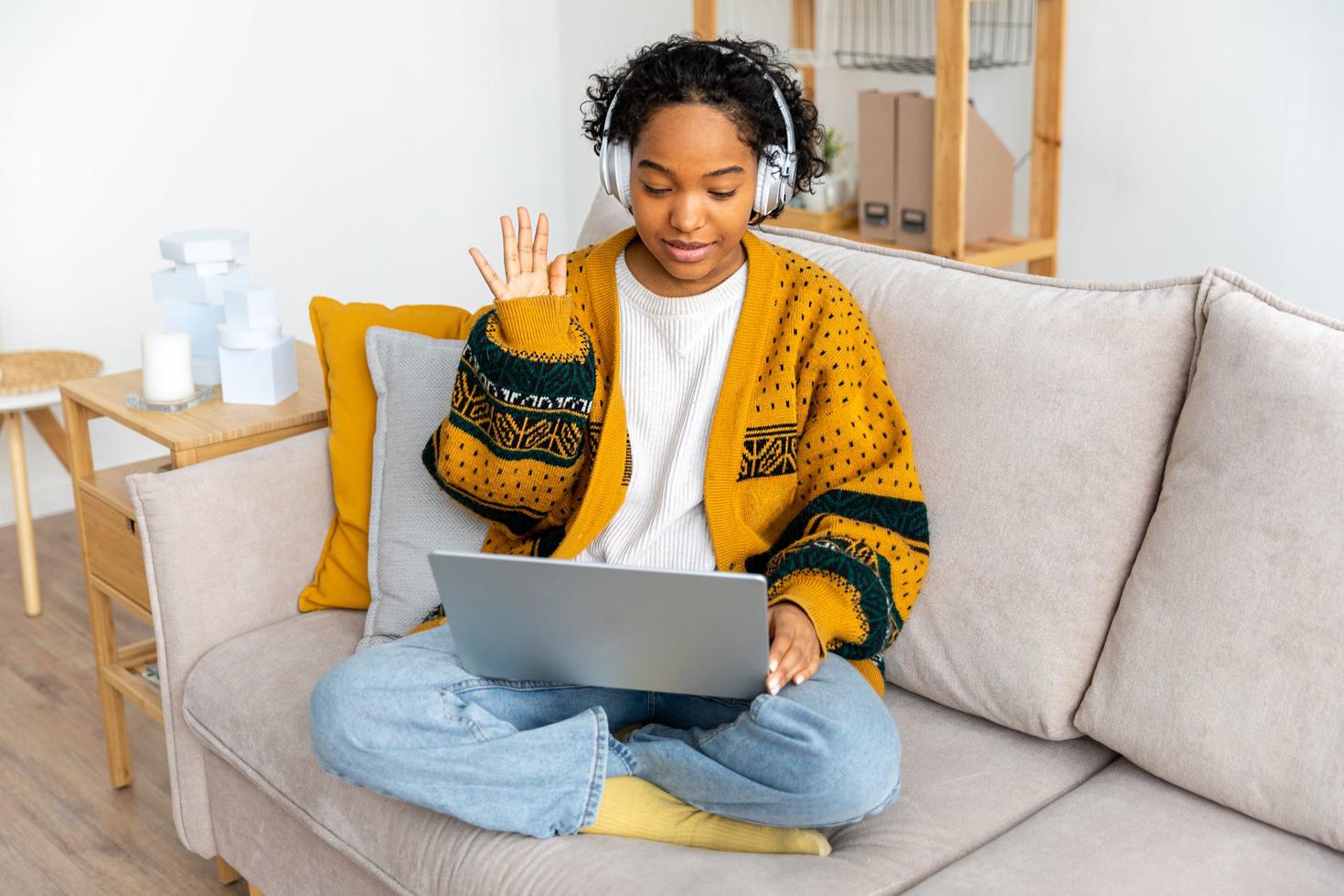 Jeune fille afro-américaine utilisant un ordinateur portable pour discuter en vidéo chez elle. 