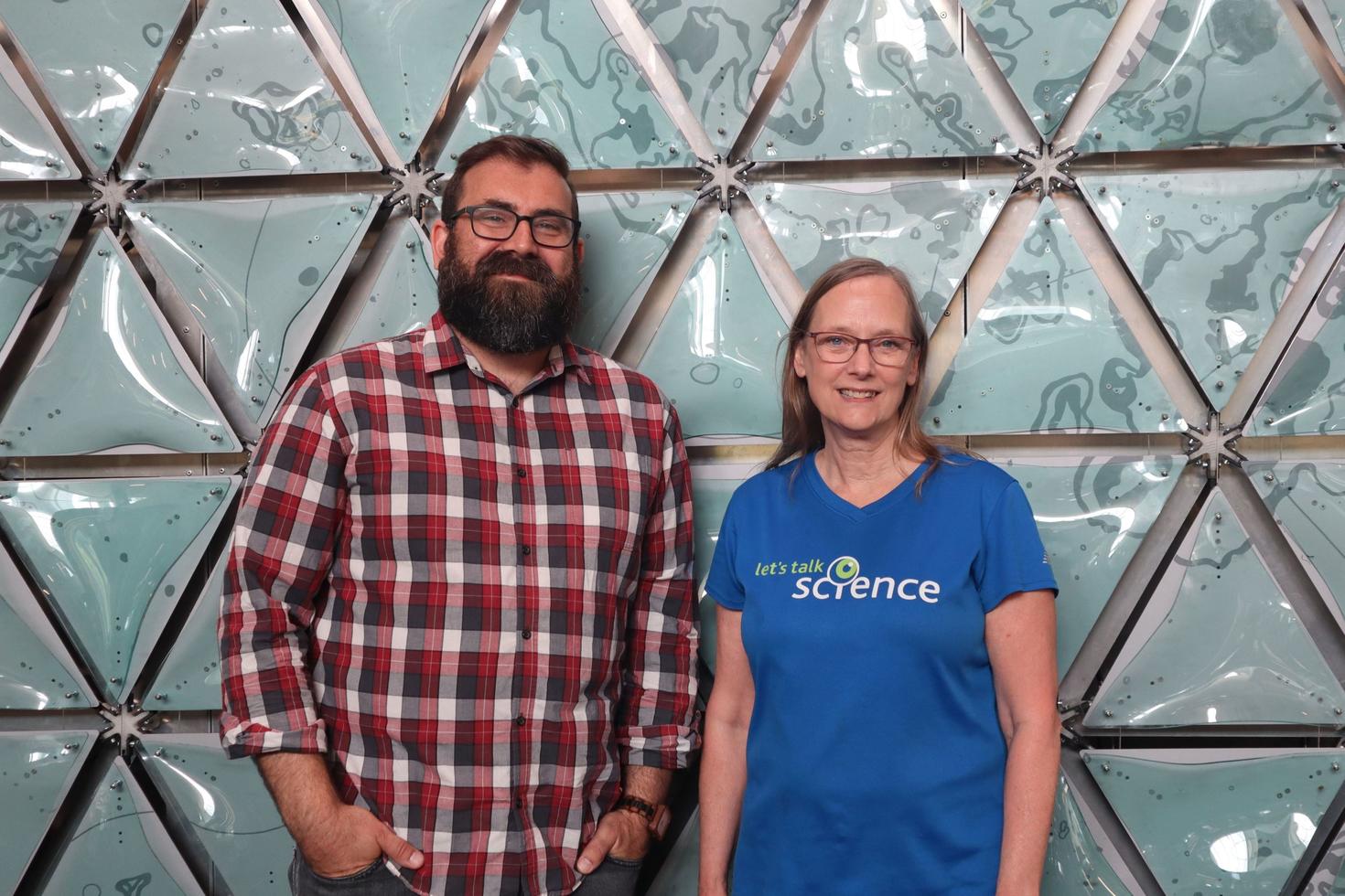 Le professeur Adam J. Shuhendler (à gauche) se tient à côté de la directrice de Parlons sciences aux Universités d'Ottawa et Carleton, Sue McKee (à droite), dans l’atrium du Complexe STEM sur le campus d’uOttawa. 