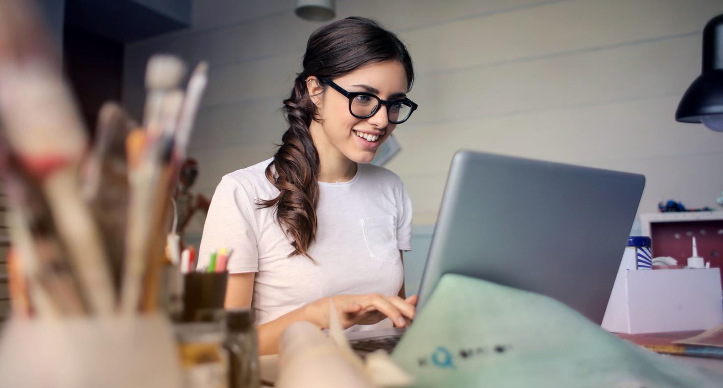 Étudiante travaillant sur un ordinateur portable