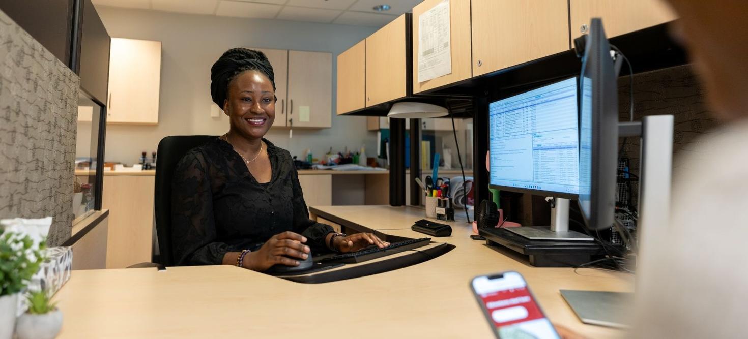 Conseillère aux études discutant avec une étudiante à un bureau