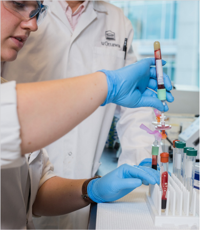 Étudiant travaillant avec des échantillons sanguins