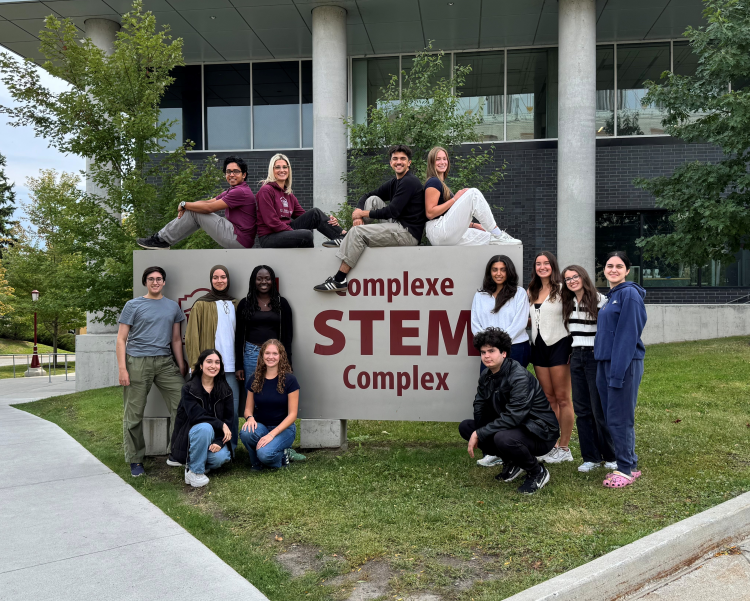 Les étudiants mentors devant le complexe STEM