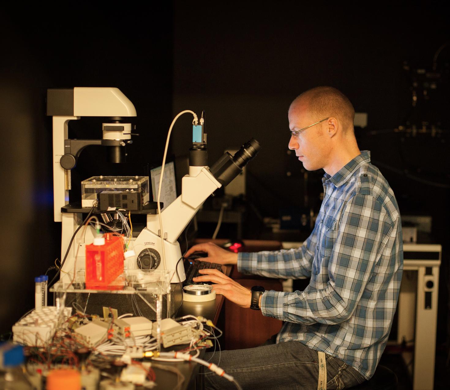 Technicien de laboratoire regardant à travers un microscope