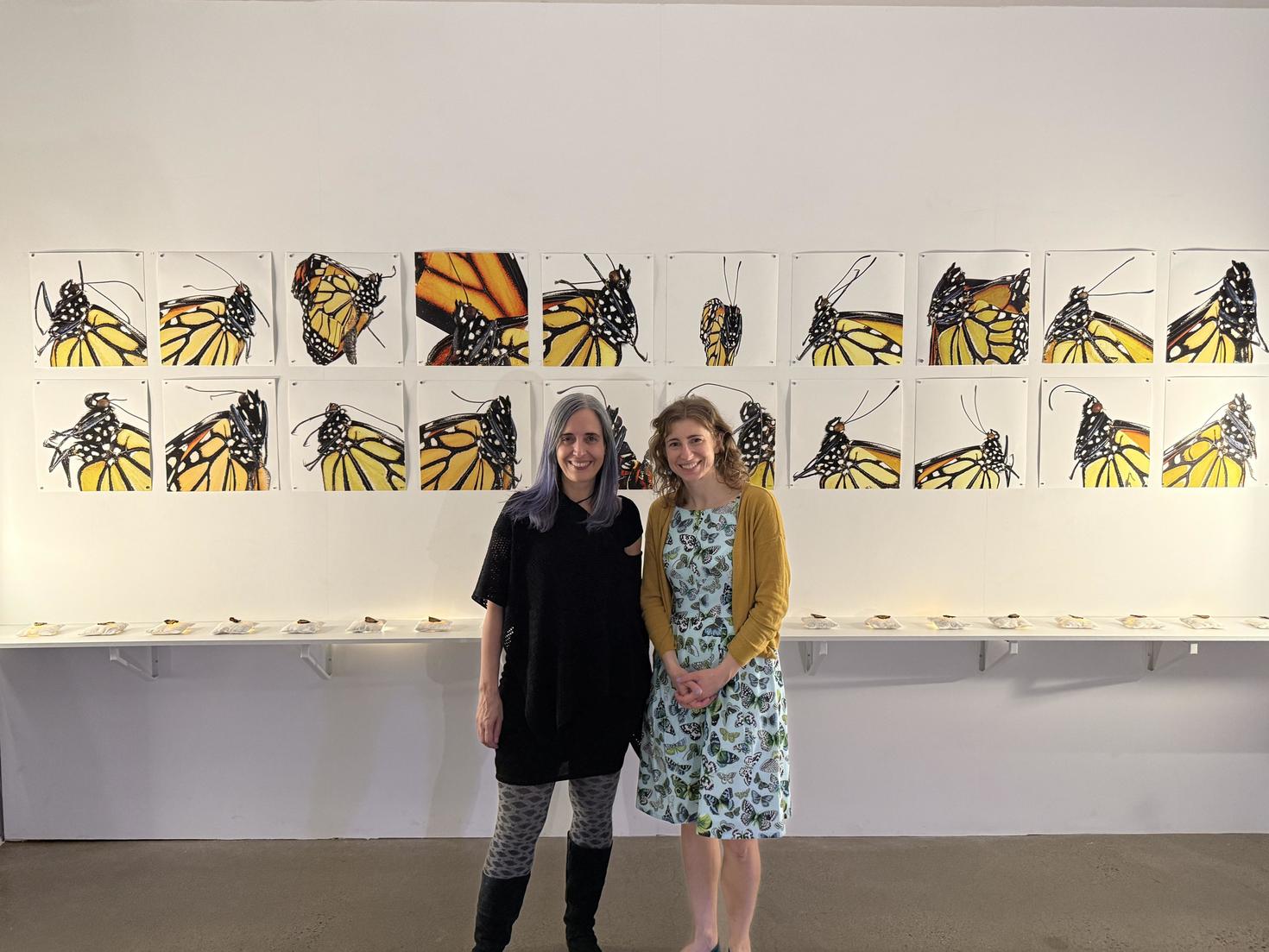 Valérie Chartrand (à gauche) et Heather Kharouba (à droite) devant l'exposition Flutterings. 