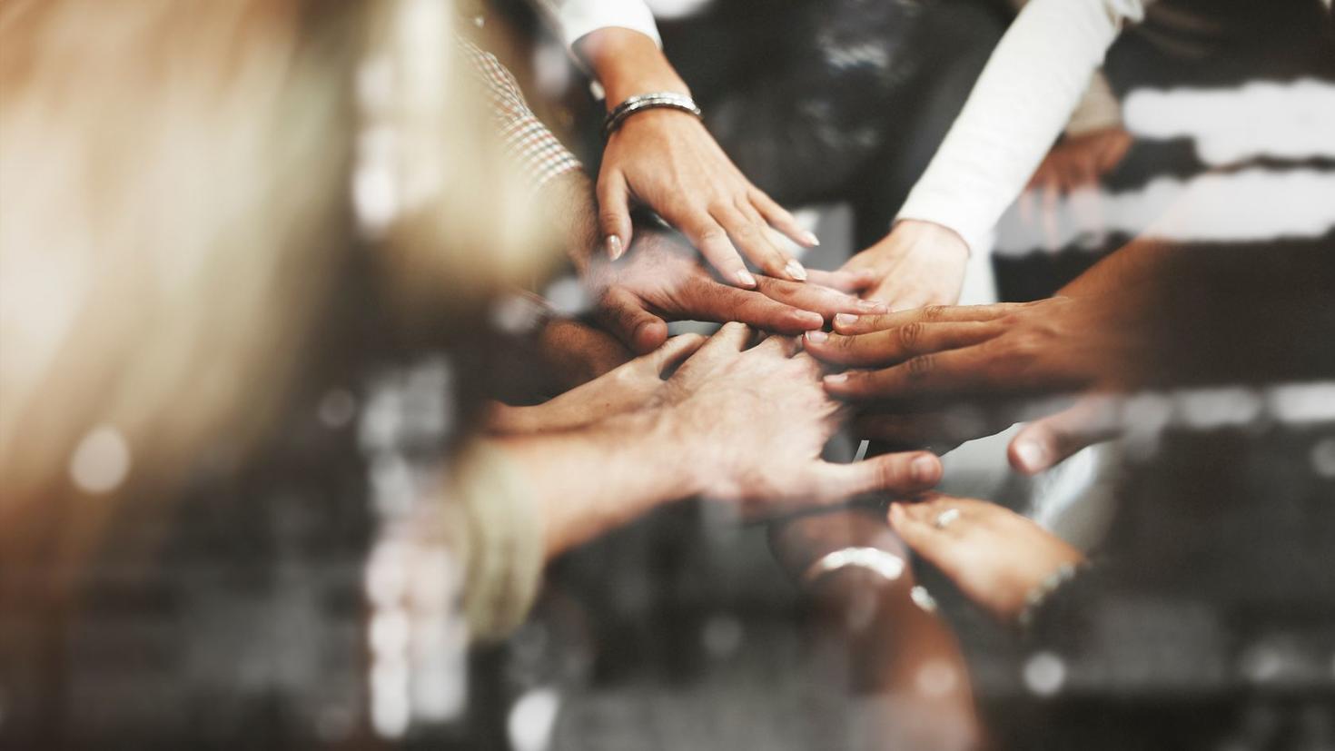 Main dans la main pour le travail d'équipe 