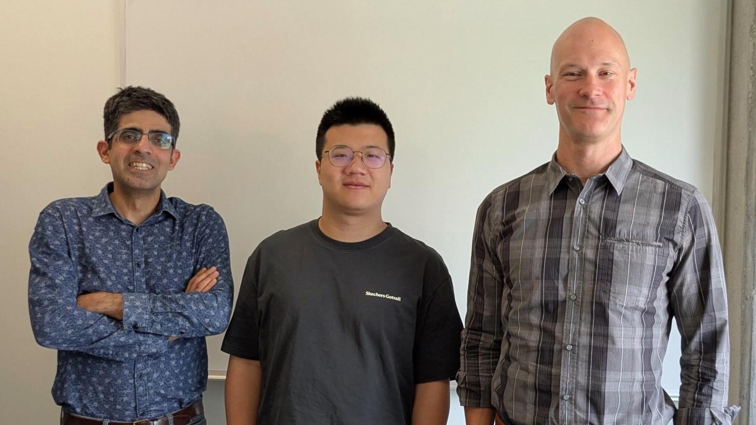 Le professeur Hadi Salmasian, le chercheur postdoctoral Yaolong Shen et le professeur Alistair Savage posent devant un mur blanc.