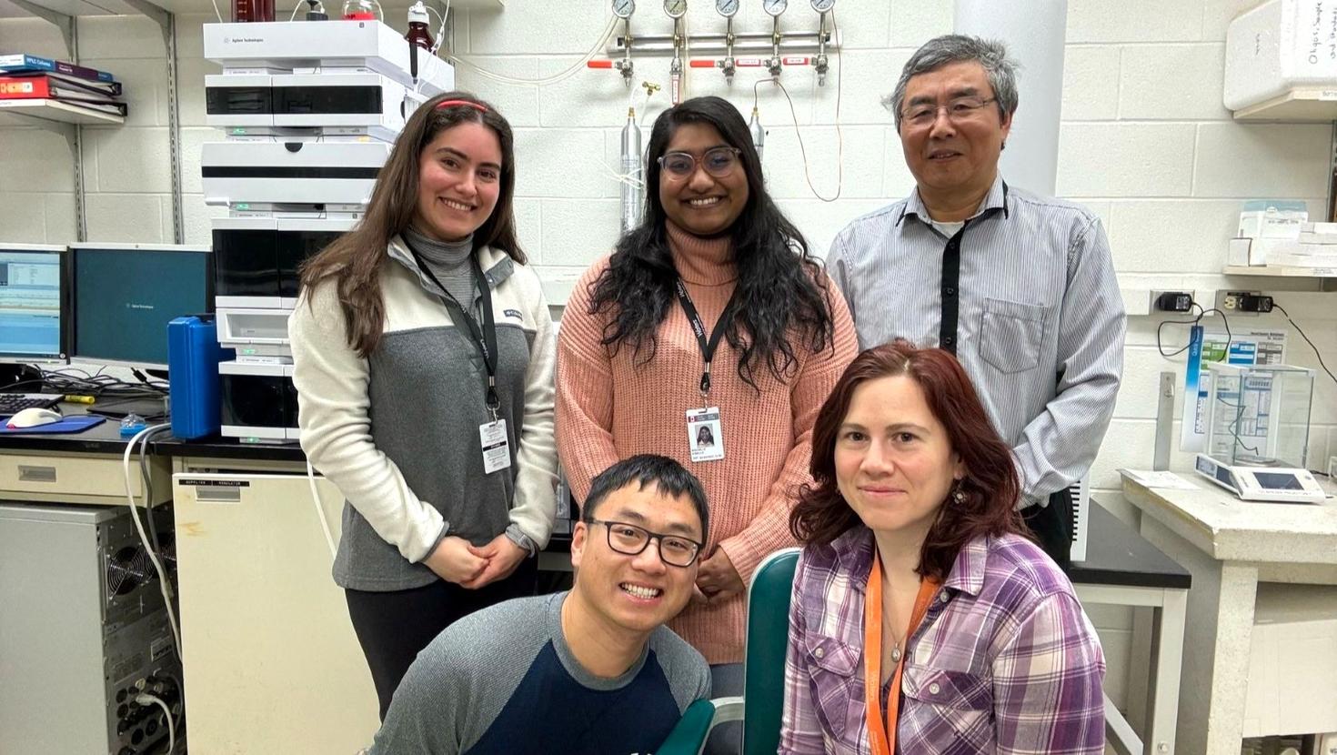 Le Dr Zilin Zhou et le Dr Anca Baesu (au premier rang) avec Vanessa Martinez, étudiante diplômée, Rochelle D'Mello, technicienne de recherche, et le Dr Yong-lai Feng (au deuxième rang).