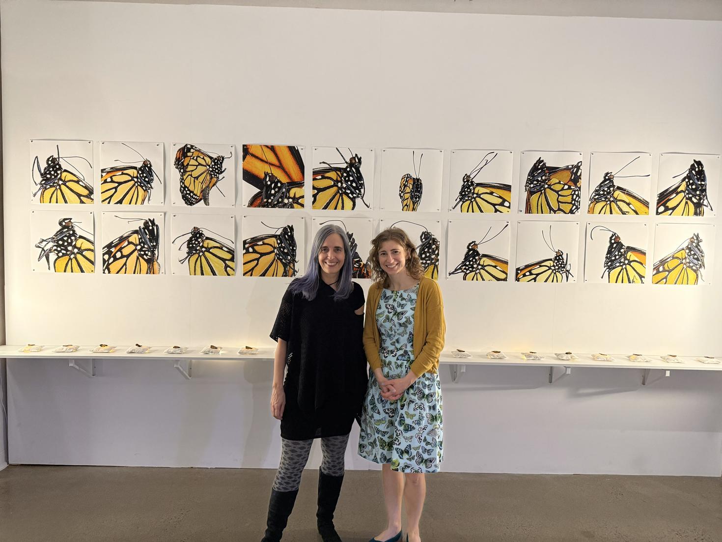 Valérie Chartrand (à gauche) et Heather Kharouba (à droite) devant l’exposition Papillonnements.