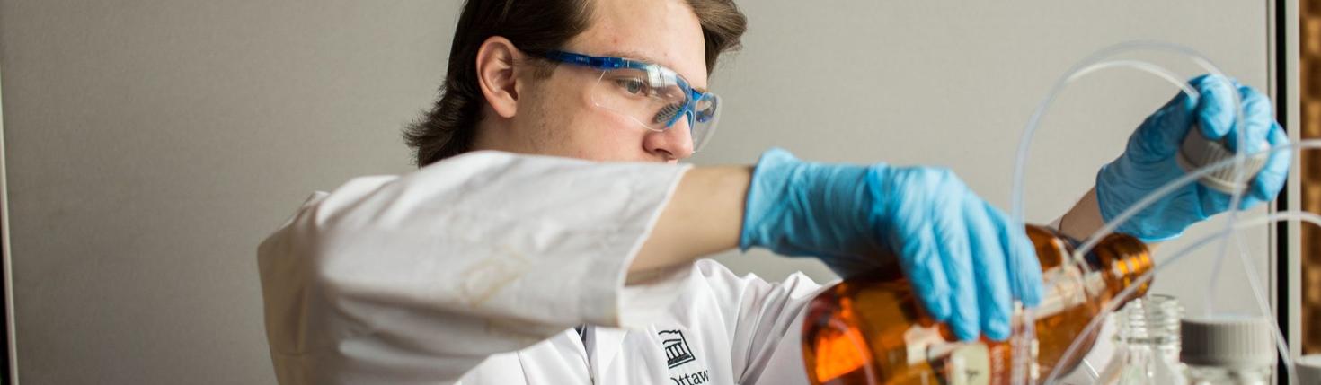 Étudiant travaillant dans un laboratoire de recherche