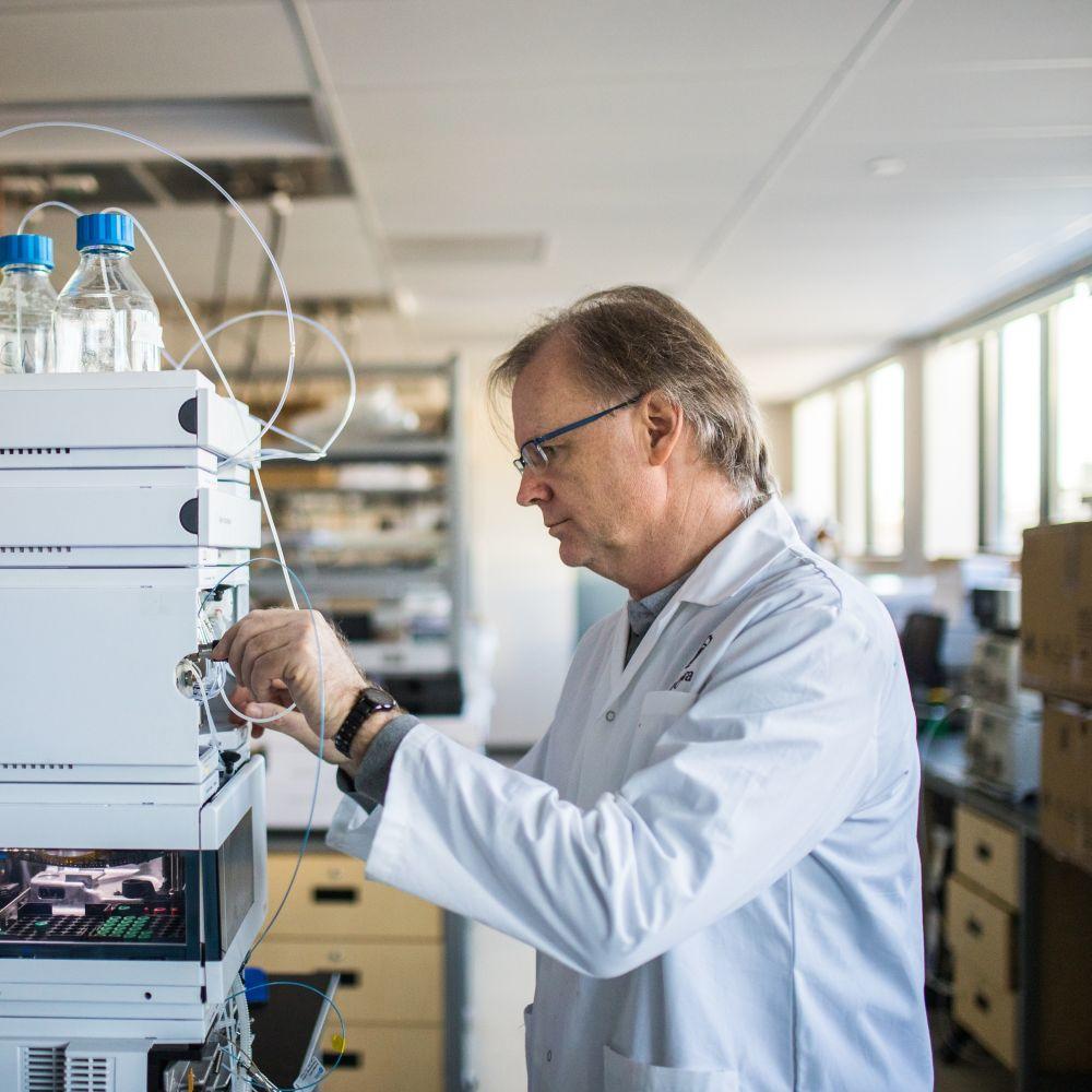 Le professeur Organ examine un échantillon dans un laboratoire.