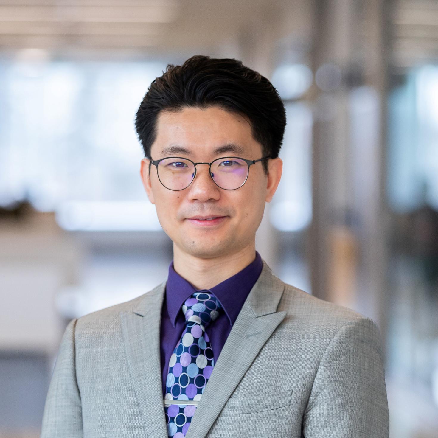 Hang Chi, titulaire de la Chaire de recherche du Canada sur les dispositifs et les circuits électroniques quantiques et professeur adjoint au Département de physique de l’Université d’Ottawa
