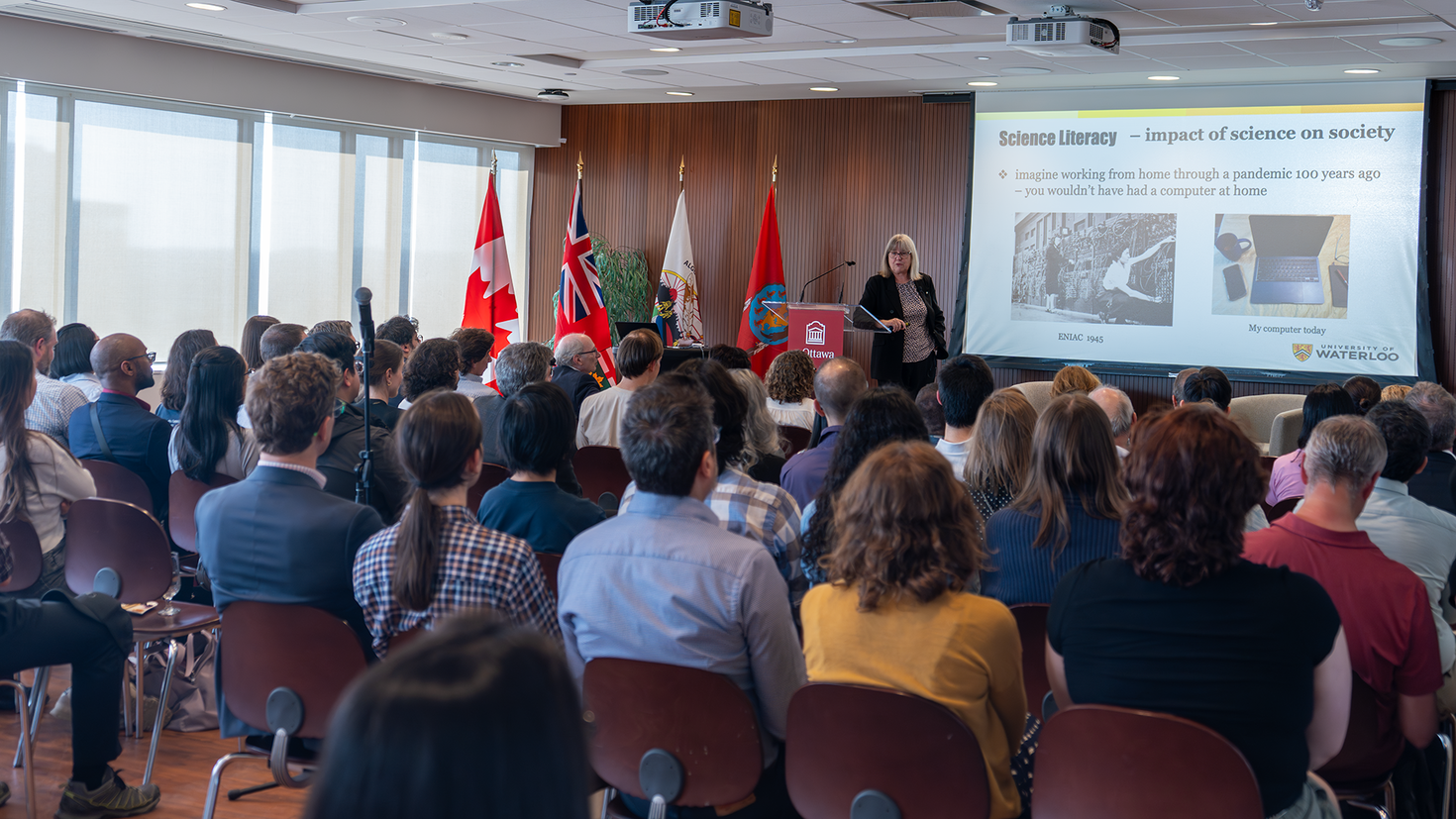 La lauréate du prix Nobel Donna Strickland donne une conférence devant une salle comble à l'Université d'Ottawa.