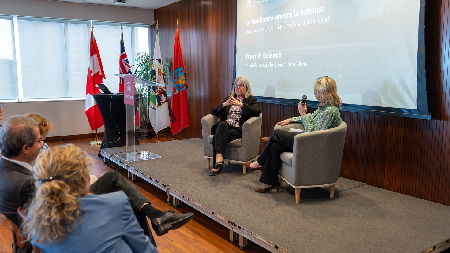 Donna Strickland et Martine Lagacé lors d'une séance de questions-réponses.