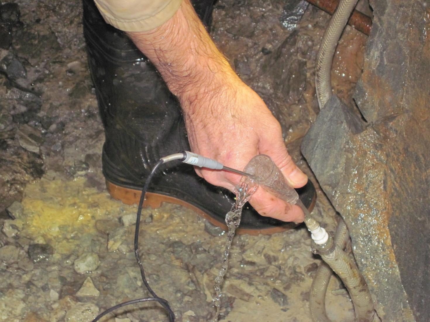 Le professeur Warr utilise une sonde pour mesurer les bulles de gaz provenant des eaux souterraines.