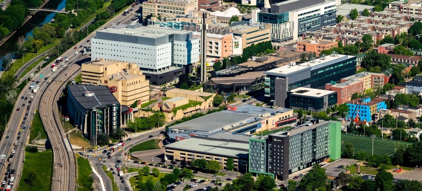 Le campus de l'Université d'Ottawa vu depuis un drone. 