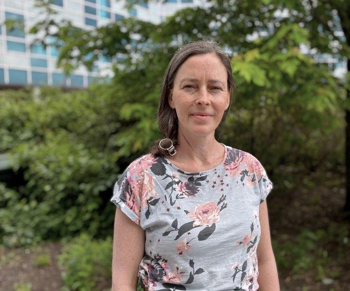 Angela Marsh pose devant les arbres de la cour D'Iorio.