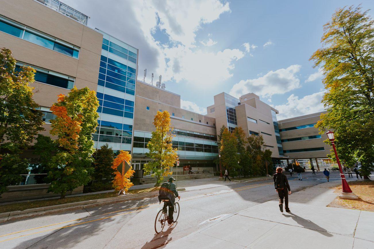 L'extérieur du complexe BSC en automne.