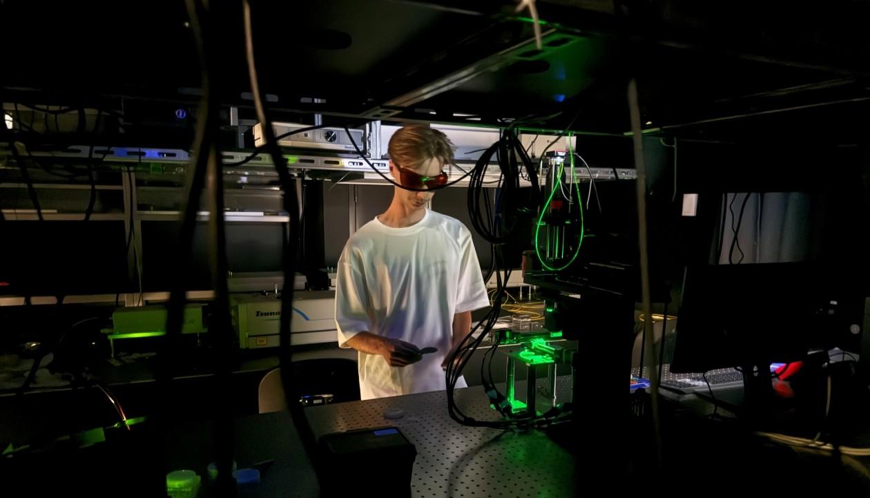 Jean-Félix Milette, doctorant, au travail dans un laboratoire de physique.