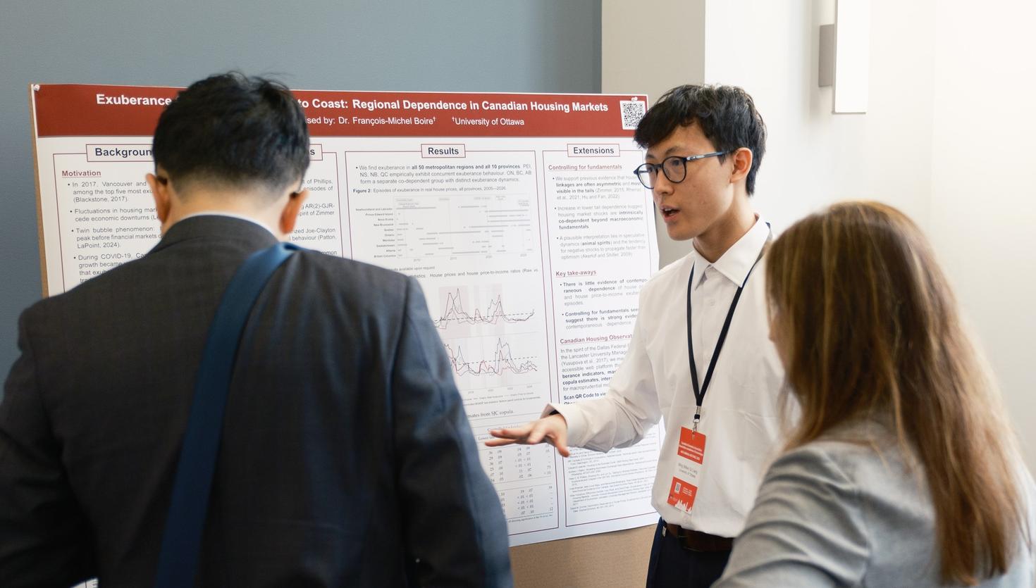 Mike Liang présentant son affiche de recherche lors d’un événement.