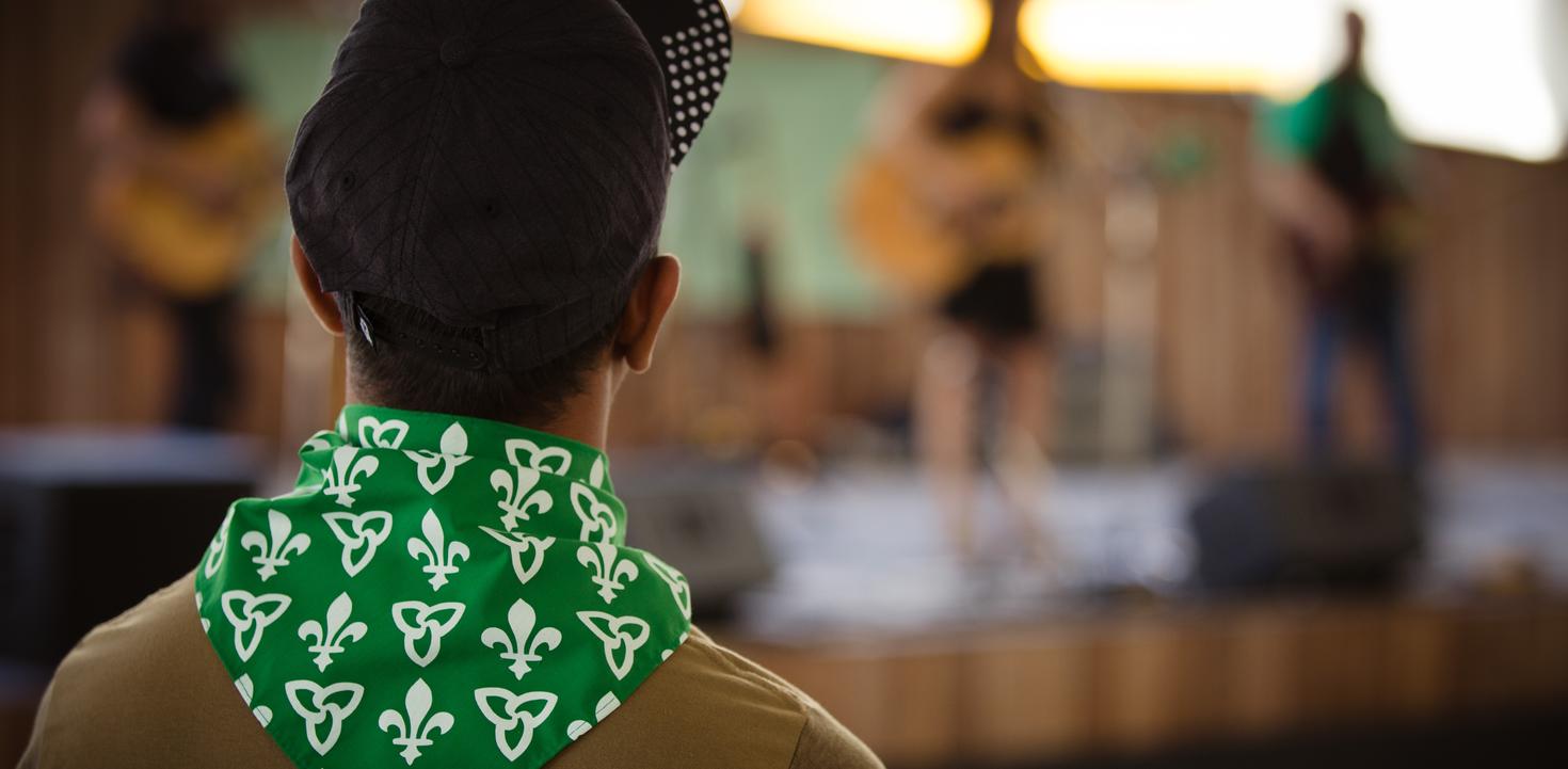 Person with a bandana around the neck with franco-ontarian logo printed on it