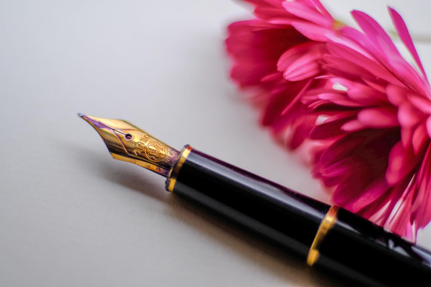 Fountain pen with flower