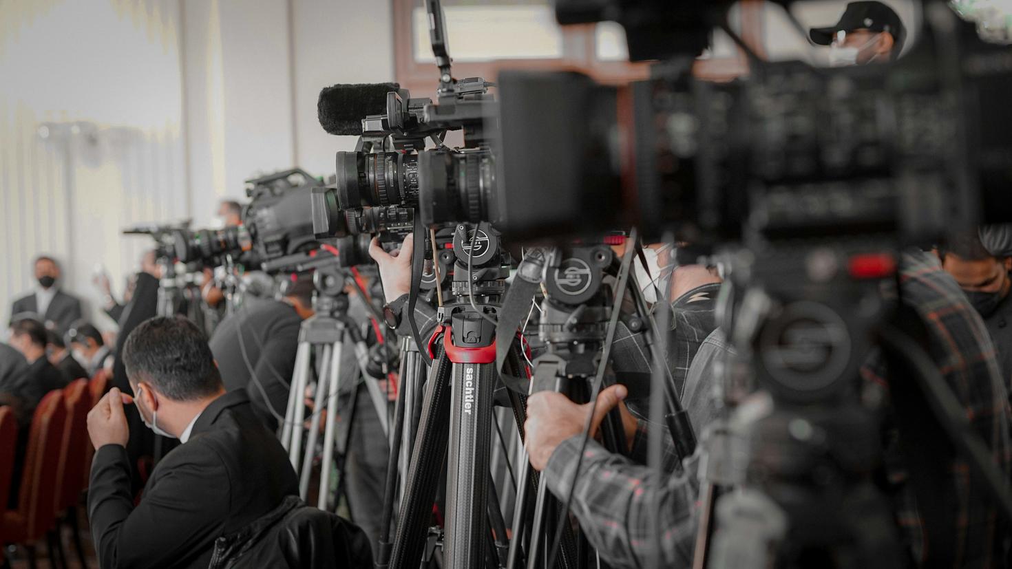 many cameras at a press conference
