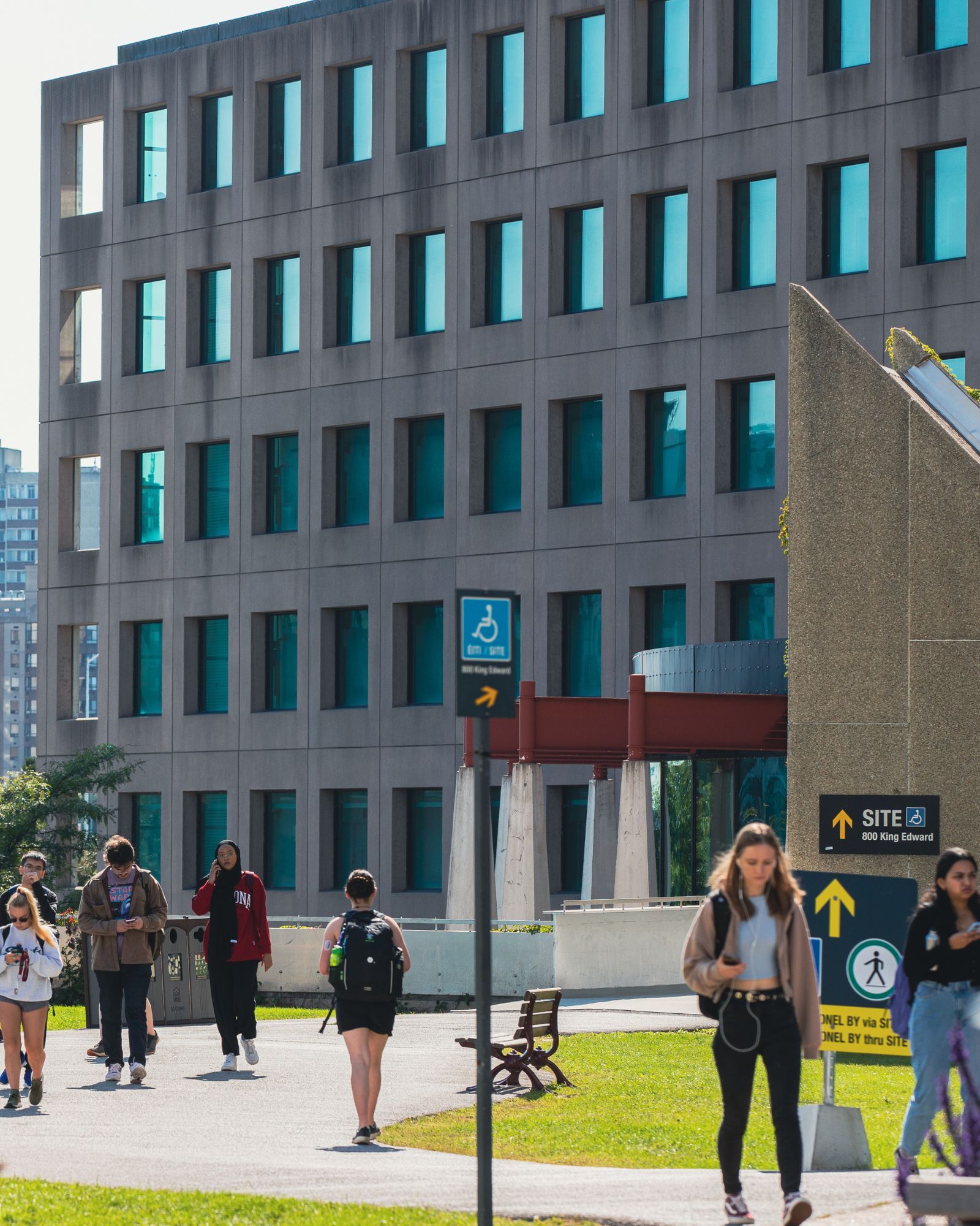 Students walking in front of SITE building at uOttawa.