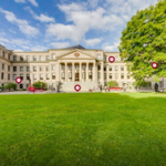 Virtual tour of uOttawa campus, with Tabaret Hall in the background.