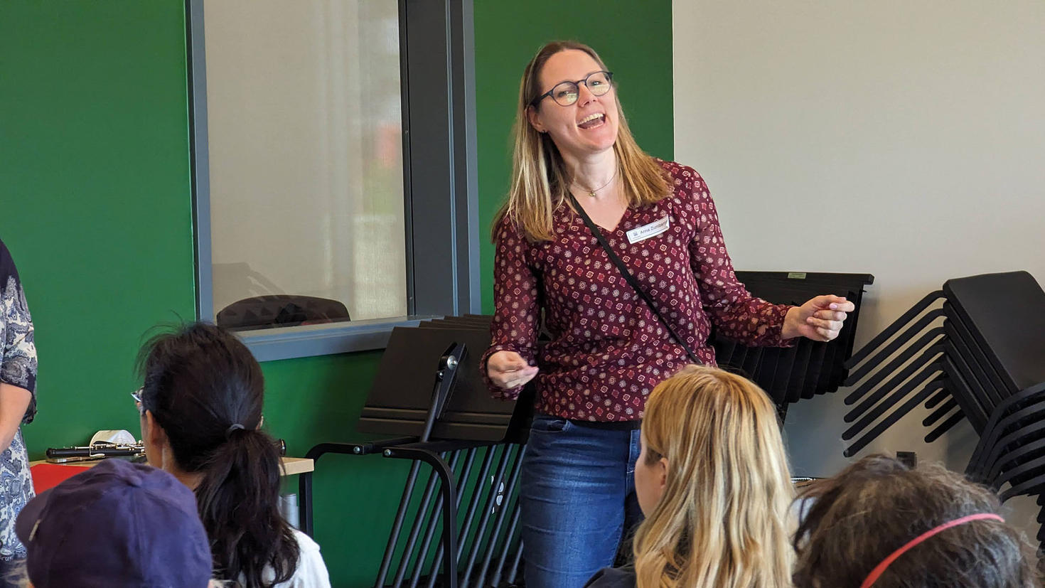 Professor Anna Zumbansen is conducting a singing choir