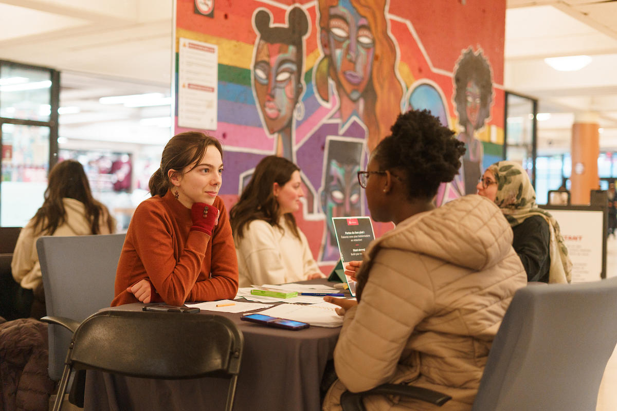 Students in one-on-one meeting with mentors