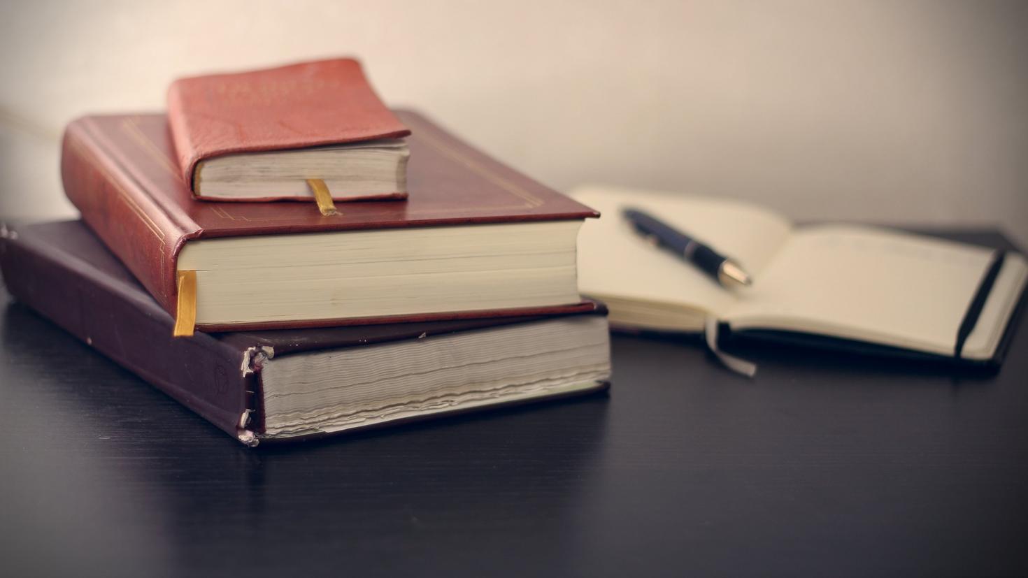 livres de droit sur une table avec un cahier et un stylo