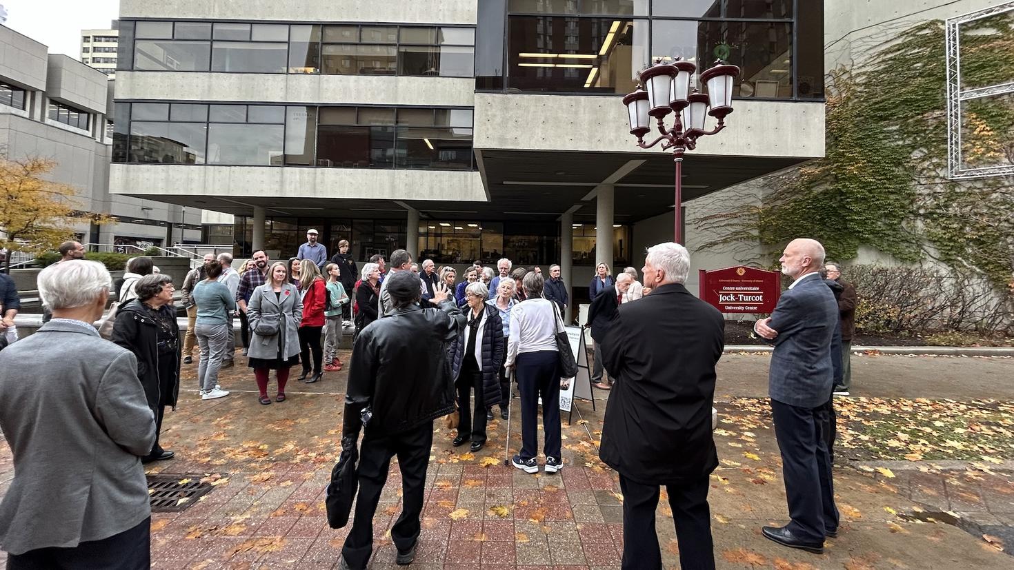 Foule au lancement du livre sur Jock Turcot