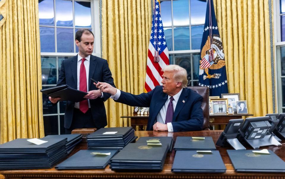 Donald Trump in Oval Office