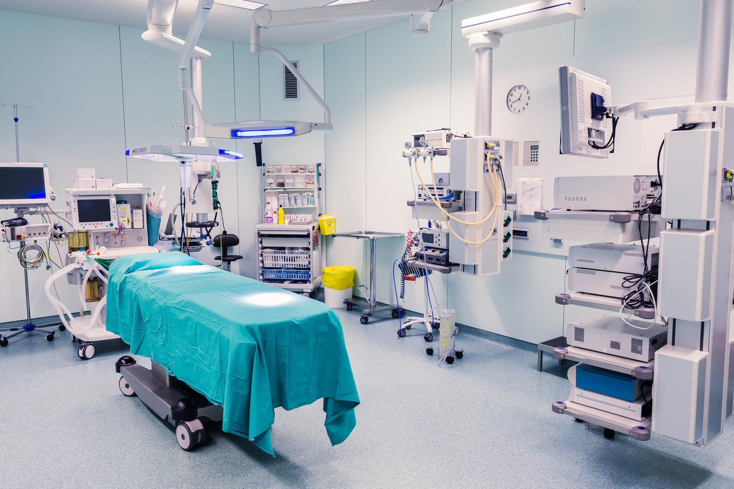 empty operating room with all its instruments and ready to operate