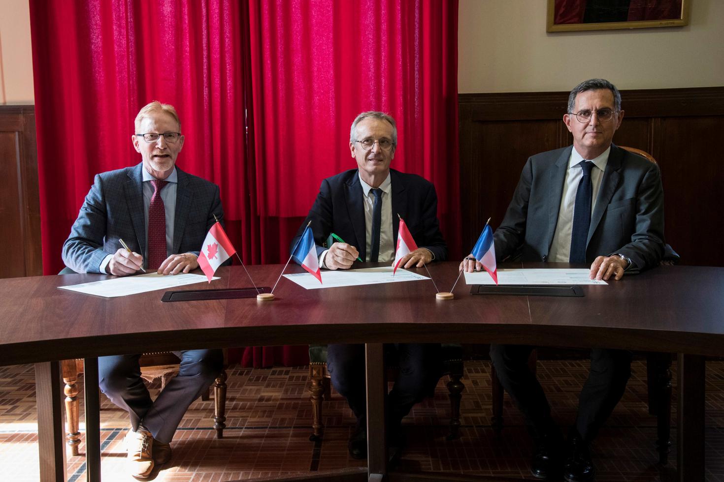 Signature of the Charter by Bernard Jasmin, Frédéric Fleury and Gilles Rode.