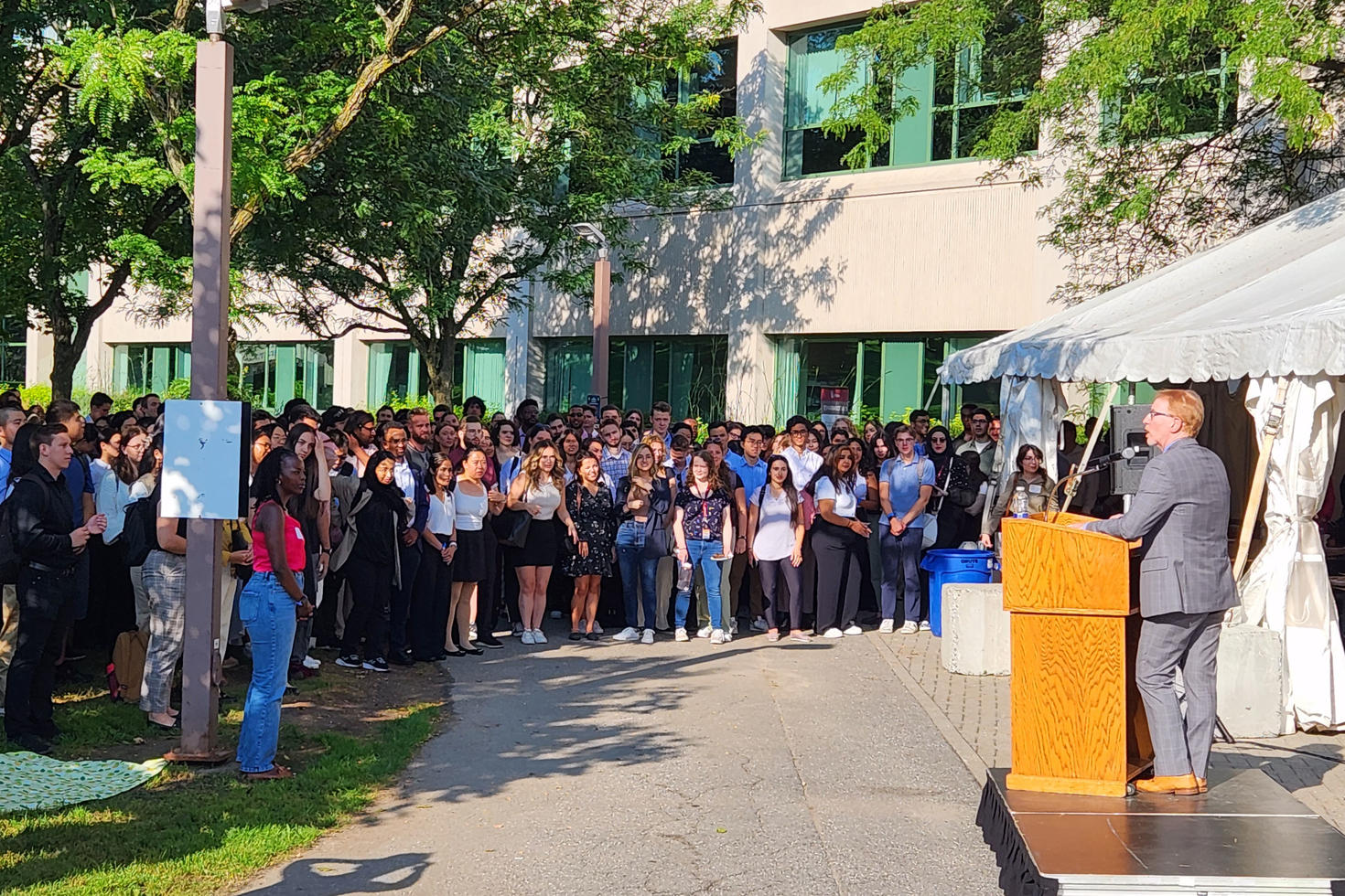 The dean of the Faculty of Medicine speaking to a crowd of students.