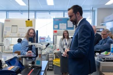 Minister Nolan Quinn in a CP2H lab at The Ottawa Hospital Research Institute