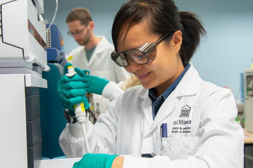 A scientist holding a pipettor