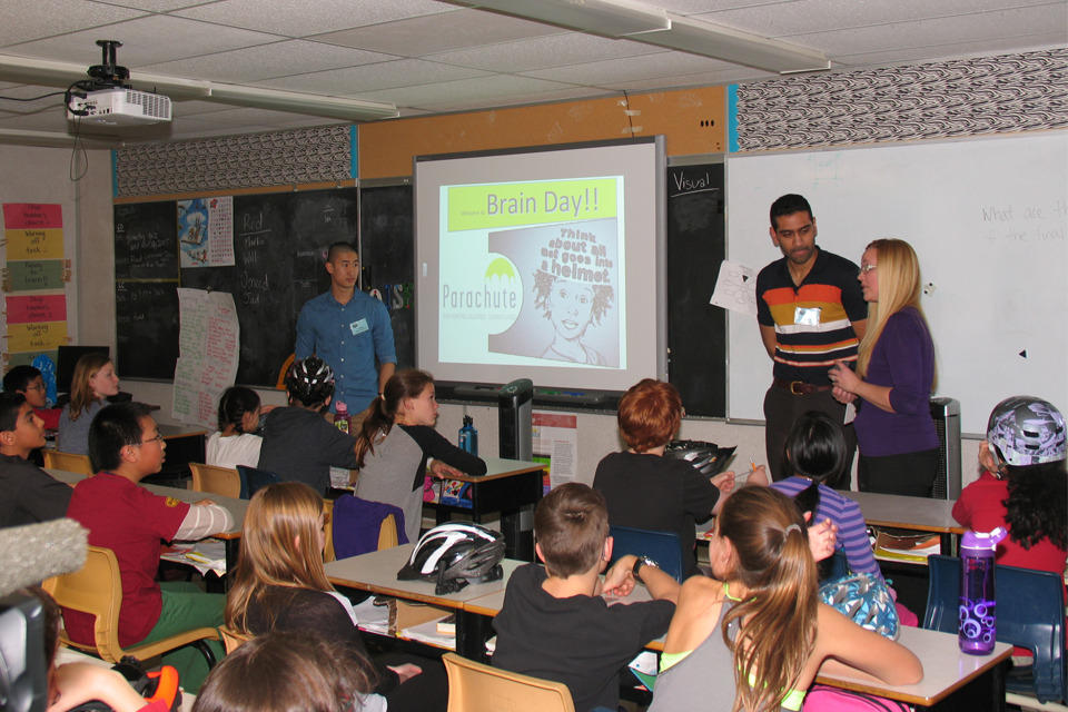 uOttawa MD students visit Ottawa elementary school classrooms to show kids the importance of wearing a bike or sports helmet.