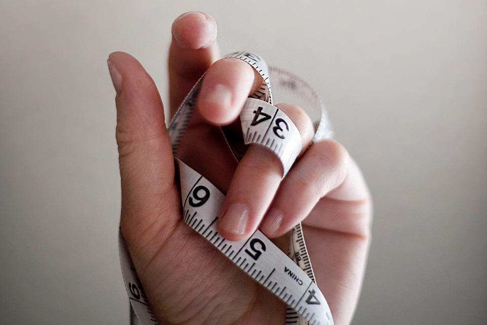 hand holding a tape measure