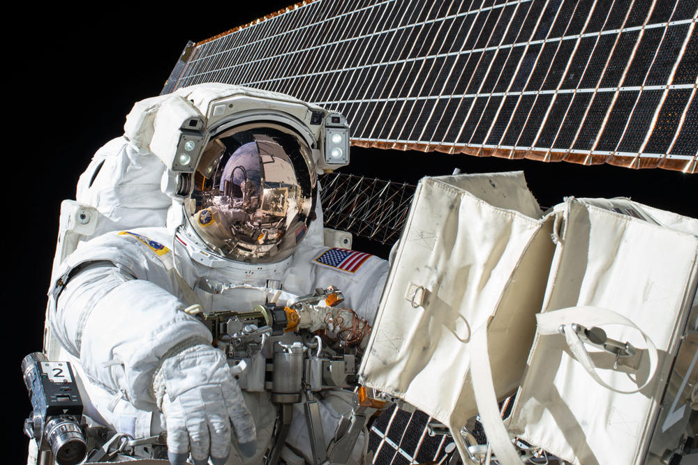astronaute en promenade spatiale