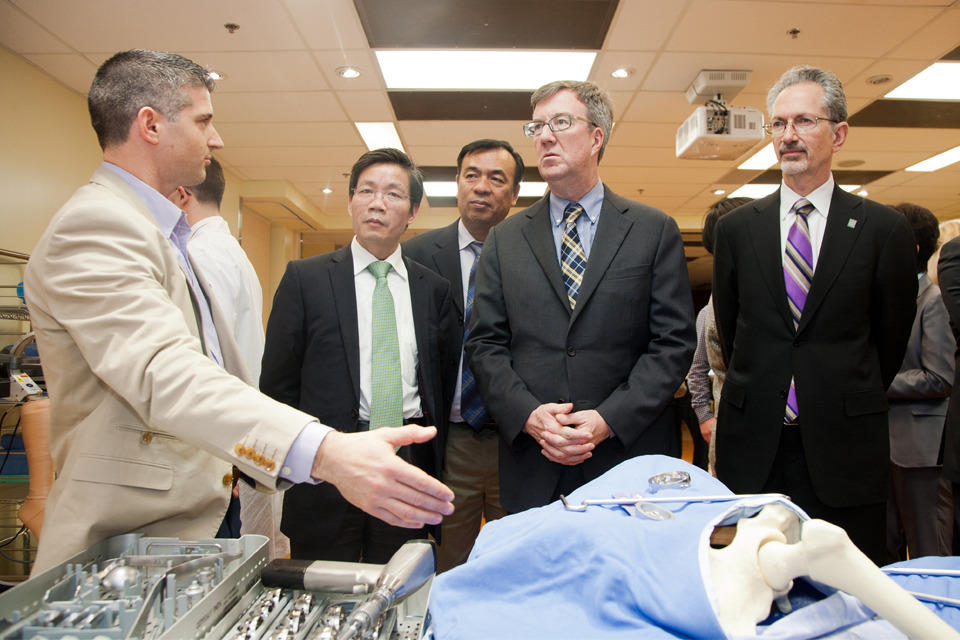 Dr. Guoqiang Chen of SJTUSM (an affliated partner of the Shanghai Sixth People’s Hospital), Ottawa Mayor Jim Watson and Dr. Jacques Bradwejn of the uOttawa Faculty of Medicine visit the uOttawa Skills and Simulation Centre in 2014. 