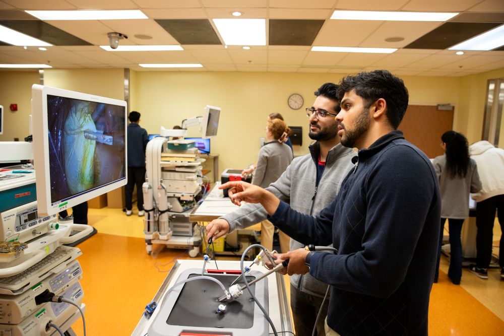 Two male students during a simulation in medecine