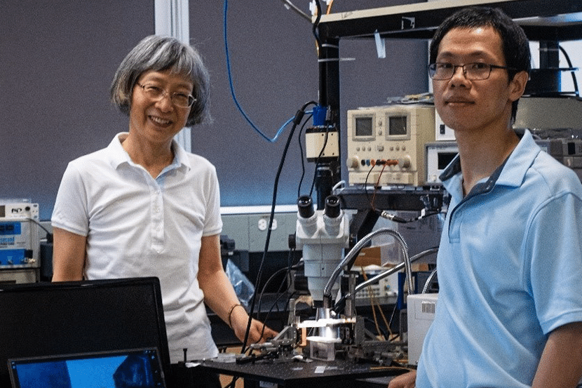 Professor Xiaoyi Bao and postdoctoral fellow Huibo Fan.