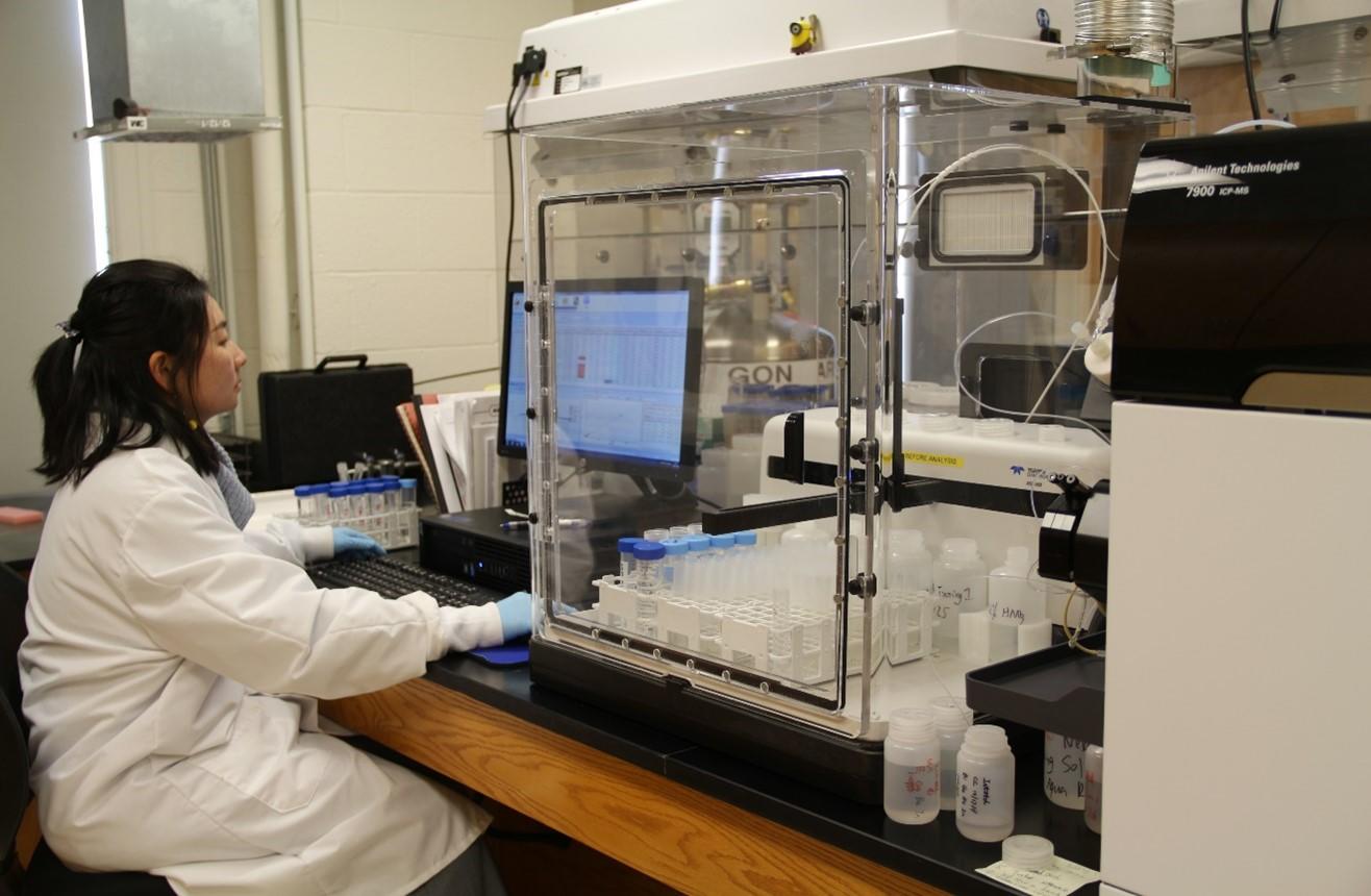 Cheng Cao working in the PMS Lab at the University of North Carolina at Chapel Hill. 