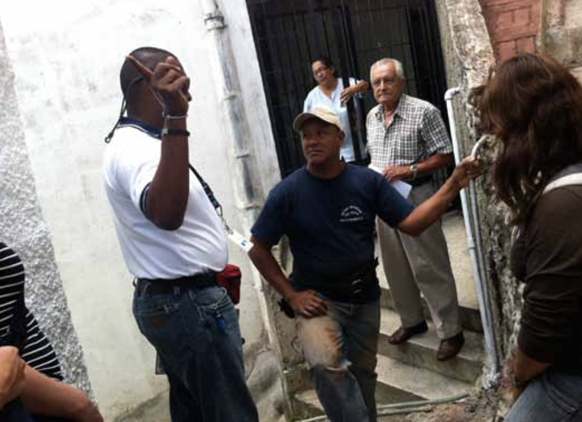 Barriolita residents explain their water problems to Hidrocapital engineer Daniel Pereira.