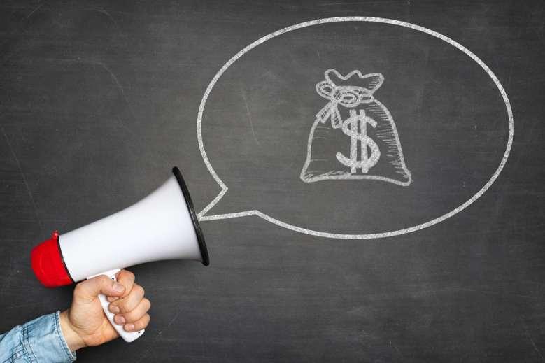 megaphone avec un image sur tableau noir avec un sac avec un signe de dollar dessus