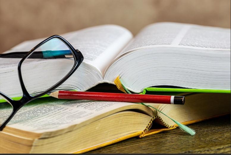 Livres, crayon et lunettes