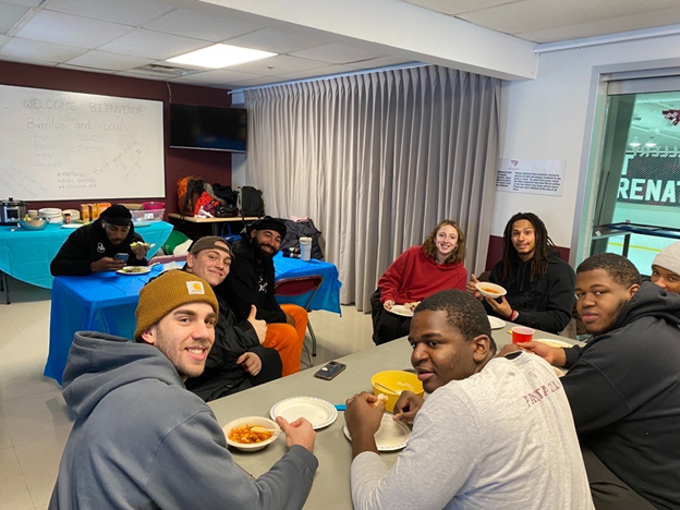 Gee-Gees athletes having lunch